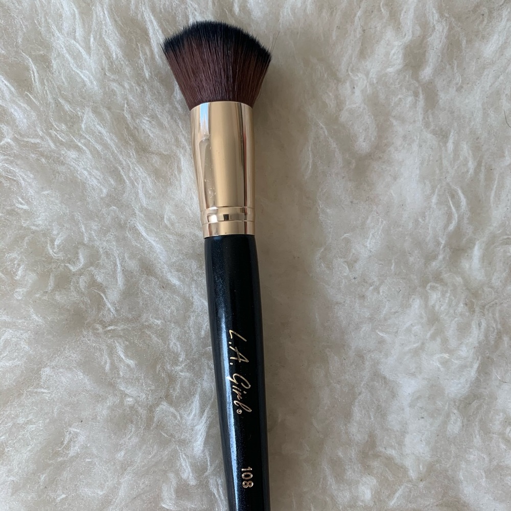 LA Girl Cosmetics Angled Buffer Brush 108